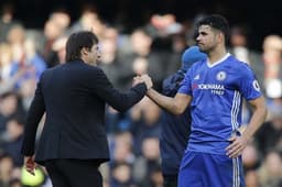 Diego Costa ao lado de Antonio Conte no Chelsea