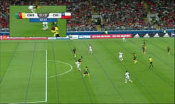Uso de VAR (Video Assistant Referee) em gol anulado do Chile (Foto: Reprodução)