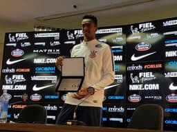 Jô com placa pelos 150 jogos pelo Corinthians