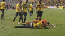 Banguera comemora um gol 'desmaiando'
