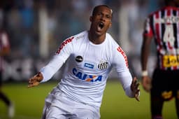 Copete fez os três gols do Santos na vitória sobre o São Paulo