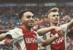 Abdelhak Nouri recebe homenagens de jogadores do Ajax