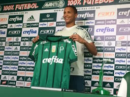 Deyverson foi apresentado ao Palmeiras: veja imagens da carreira