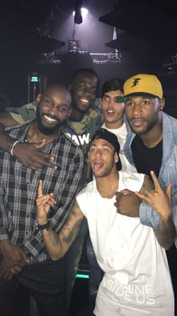 Neymar curte balada com astros da NBA e NFL e se divertem em Ibiza