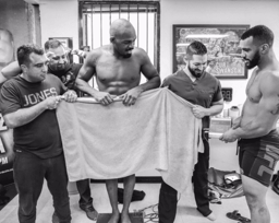 Jon Jones se apoia em toalha durante pesagem preliminar do UFC 214