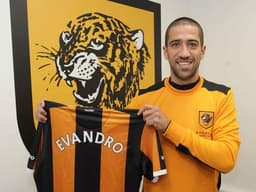 Evandro chegou no início do ano ao Hull City e participou da fraca campanha da equipe, que acabou sendo rebaixada. No Brasil, o meia já atuou por times como Palmeiras e Atlético-MG