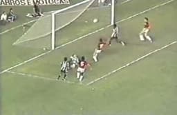 Botafogo levou a melhor contra o Fla em 1981, com direito a gol 'Baila Comigo' de Mendonça