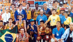 Seleção brasileira masculina comemora a medalha de ouro no Pan de Indianápolis
