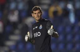 Imagens de Casillas com a camisa do Porto