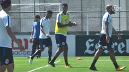 Jô sobra e faz três em treino com reservas do Corinthians