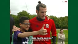 Torcedor enlouquece ao conhecer Bale e ganhar camisa do País de Gales