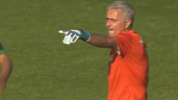 Mourinho vira goleiro e quase pega pênalti em jogo beneficente