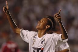Neymar - Primeiro gol pelo Santos, em 15 de março, na vitória por 3 a 0 sobre o Mogi Mirim