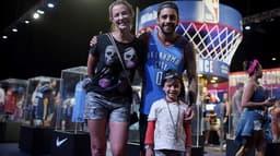 Luana Piovanni e Pedro Scooby levaram o filho Dom para a ação da NBA