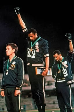 Protesto dos americanos Tommie Smith e John Carlos na Olimpíada de 1968, na Cidade do México