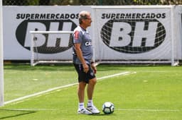 Oswaldo de Oliveira testa analisa alterações no Atlético-MG