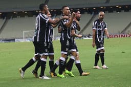 Lima comemora com seus companheiros gol do Ceará