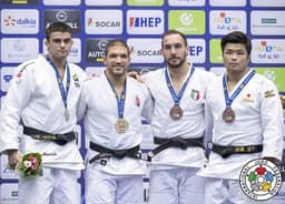 Rafael Macedo (à esquerda) foi medalha de prata na categoria 90 kg