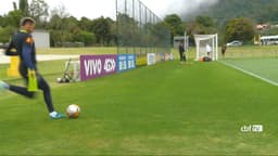 Neymar e Willian treinam chutes de efeito em treino da Seleção
