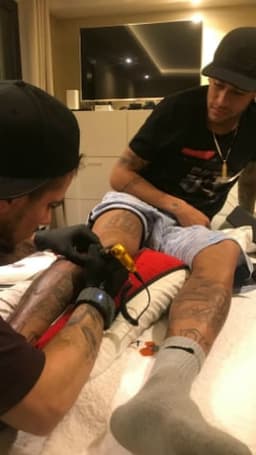 Neymar faz nova tatuagem em Paris