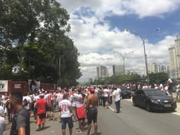 Torcida do São Paulo no CT