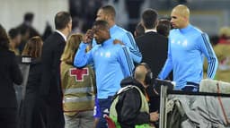 Evra chutando um torcedor antes do jogo do Olympique de Marselha
