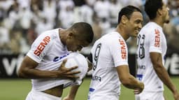 David Braz beija a bola na comemoração do segundo gol santista