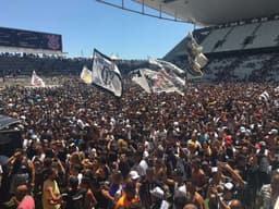 Gramado da Arena Corinthians foi totalmente tomado pela torcida