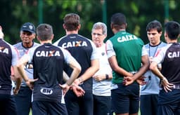 Oswaldo de Oliveira relaciona 21 jogadores para jogo contra o Corinthians