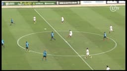 Ronaldinho faz golaço do meio de campo