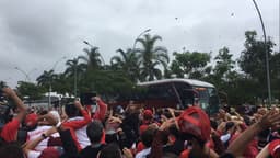 Torcida do Independiente-ARG passou a tarde no Hotel Hilton, na Barra da Tijuca, aguardando a chegada dos jogadores