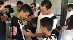 Ricardo Oliveira desembarca em BH rebatendo críticas sobre idade