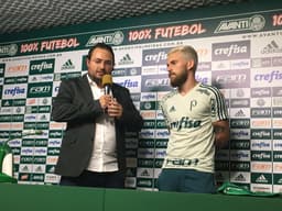 Alexandre Mattos e Lucas Lima na apresentação do jogador no Palmeiras