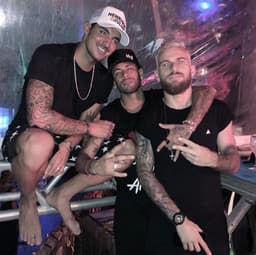Lucas Lima curtiu Barra Grande, na Bahia, ao lado dos amigos Neymar e Gabriel Medina