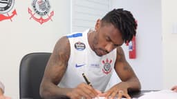 Paulo Roberto assinou novo contrato com o Corinthians