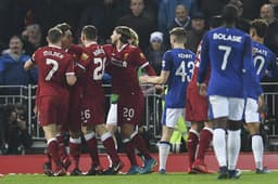Confusão entre Firmino e Holgate - Liverpool x Everton
