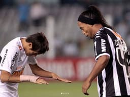 Homenagem de Neymar a Ronaldinho Gaúcho: "Que honra fazer parte da sua história. Sempre vou me lembrar da sua alegria em campo, você deixou um legado que dificilmente será batido no futebol ARTE... Obrigado por tudo que fez pelos amantes do FUTEBOL"