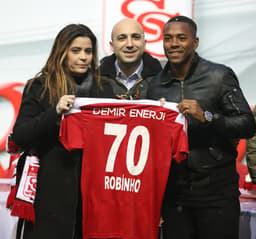 O atacante Robinho acertou sua transferência esta semana para o Sivasspor, da Turquia. O Rei das pedaladas estava sem clube após não renovar o contrato com o Atlético-MG, que se encerrou em dezembro
