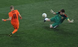Na Copa de 2010, a Holanda chegou até a final contra a Espanha, e Robben teve a elhor chance do jogo, mas parou na defesa de Casillas