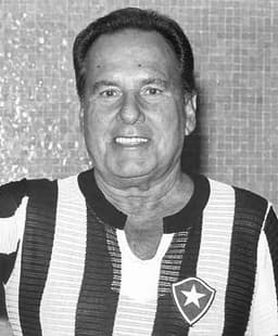 Sandro Moreyra com a camisa do Botafogo, seu time do coração