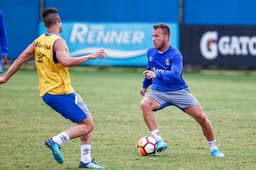 Arthur treinando pelo Grêmio