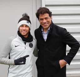 Ídolo do PSG, Raí visitou o ex-clube e posou para foto com Neymar