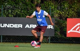 Zagueiro cumpriu suspensão no fim de semana e está liberado para retornar ao time do São Paulo