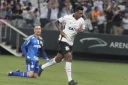 Jô comemora o gol da vitória do Corinthians