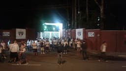Torcedores protestaram em frente ao CT após o São Paulo perder do Ituano