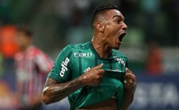 Antônio Carlos vibra com seu gol no Choque-Rei