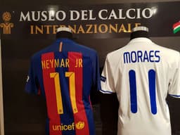 Camisa de Moraes ao lado da de Neymar