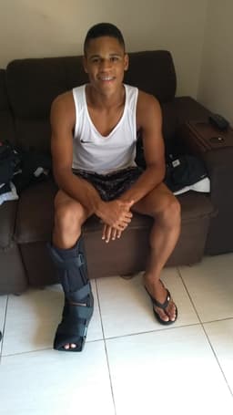 Victor Yan está com a perna direita engessada, após grave lesão no tornozelo