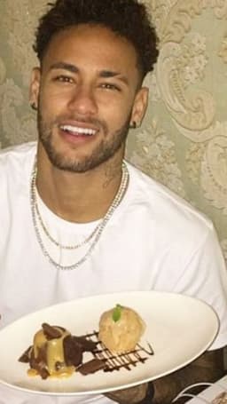 Neymar se diverte em restaurante em SP