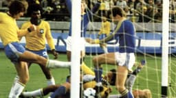 Brasil e Suécia se enfrentaram sete vezes em Copas, um recorde. Na imagem, duelo de 74, que terminou 0 a 0&nbsp;